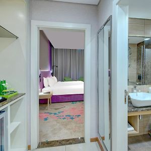 Zimmer mit Kingsize-Bett